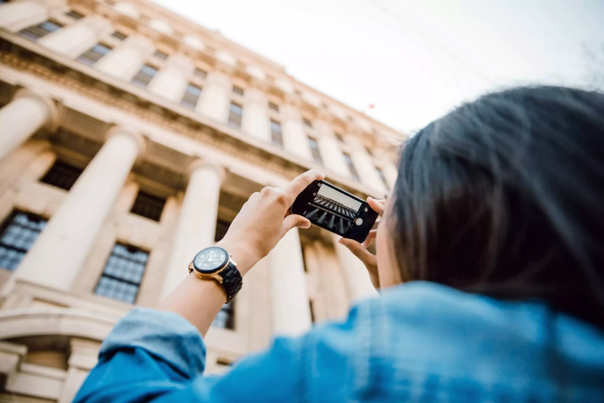 Touriste prenant une photo d’un bâtiment.