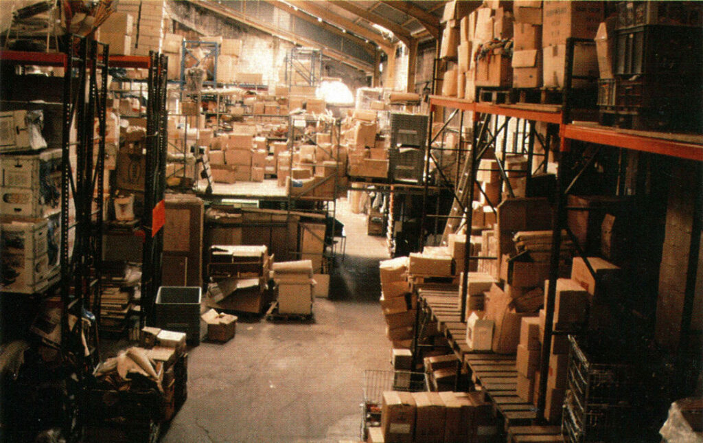 Photographie du stock de Saône Achats, soldeur en France et en Europe, dans les années 80