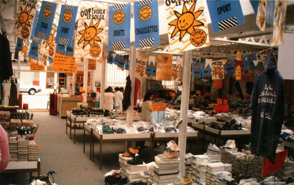 Photographie de l'intérieur du bâtiment de la Foire aux Affaires dans les années 80, soldeur en France et en Europe