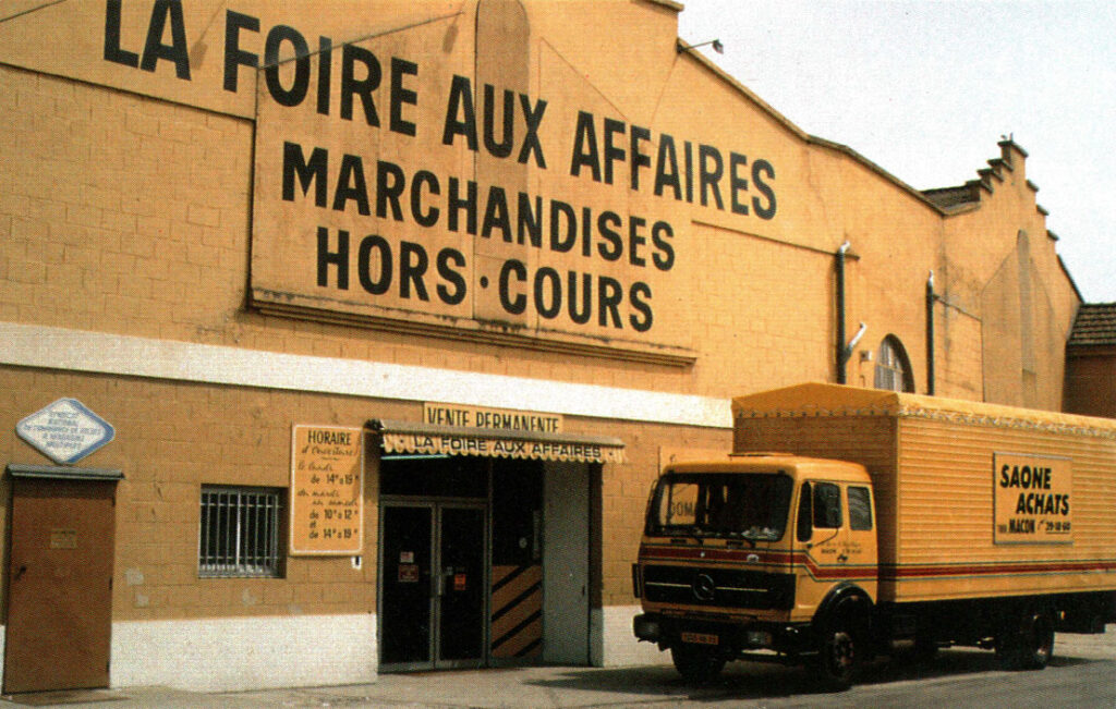 Photographie ancienne du premier bâtiment de la Foire aux Affaires, soldeur historique en France et en Europe