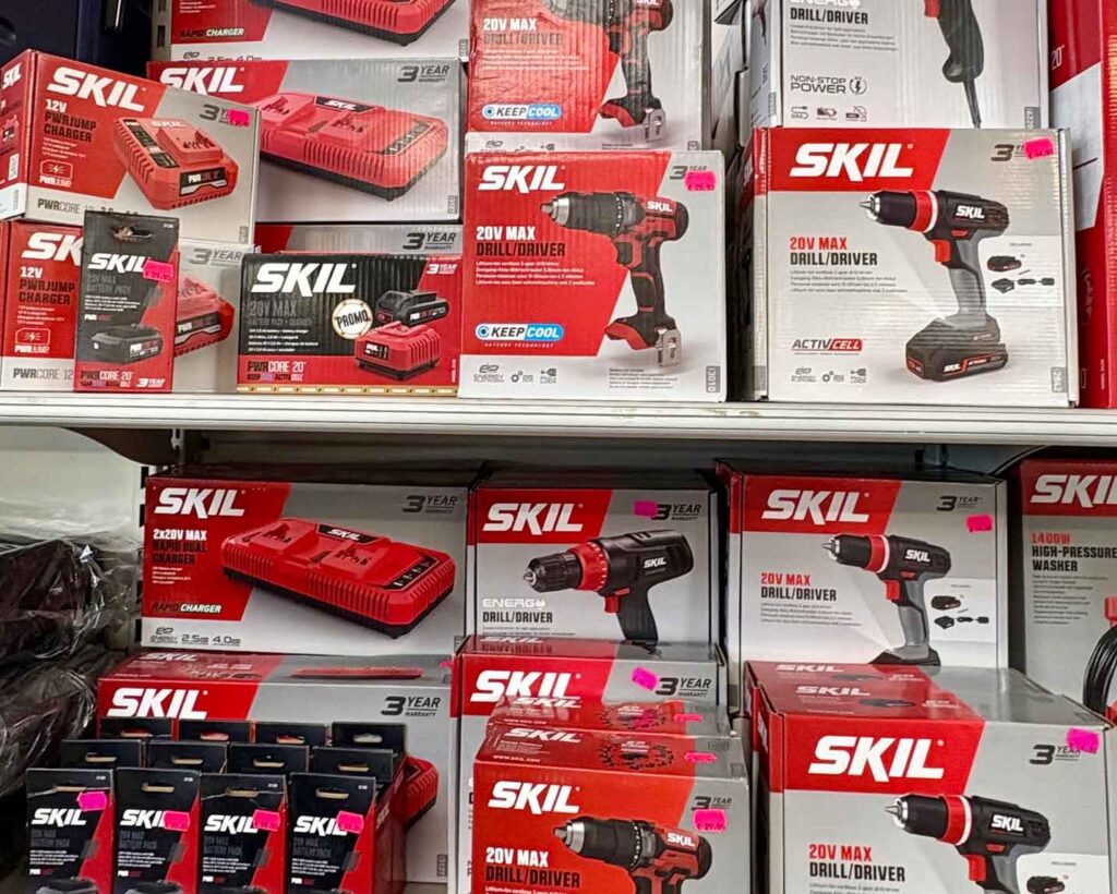 Photographie d’un surplus de stock de bricolage de la marque Skil