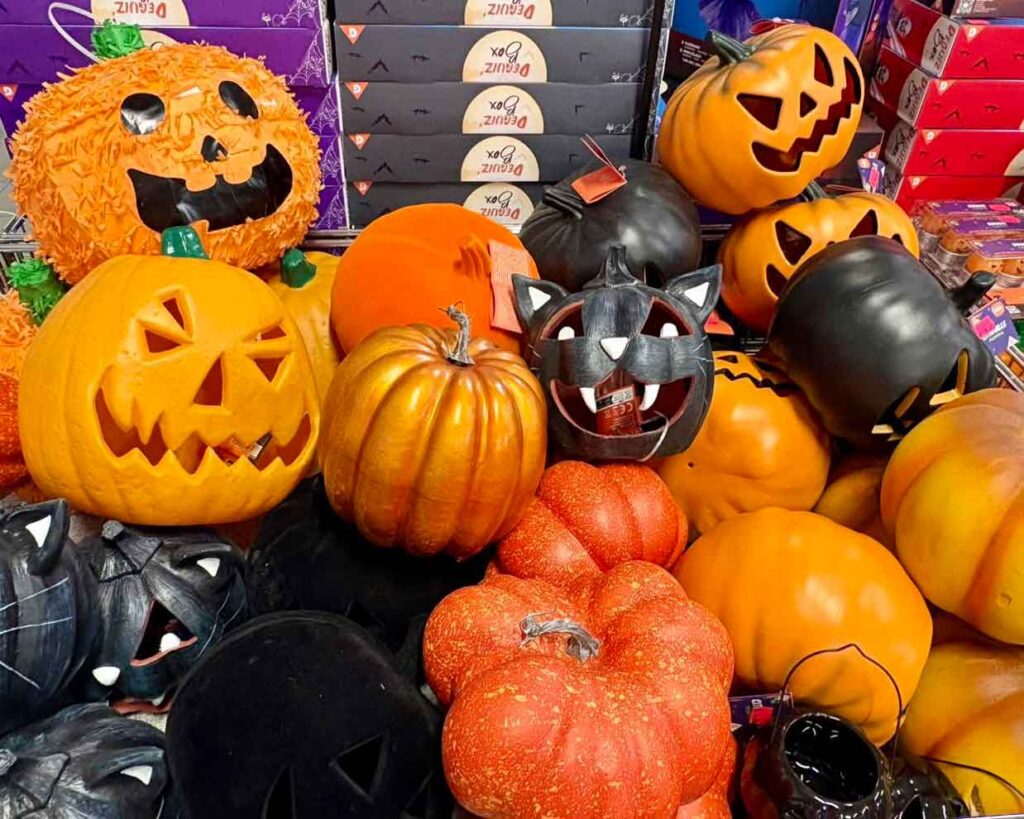 Photographie d’un surplus de stock de décorations d’Halloween chez Saône Achats