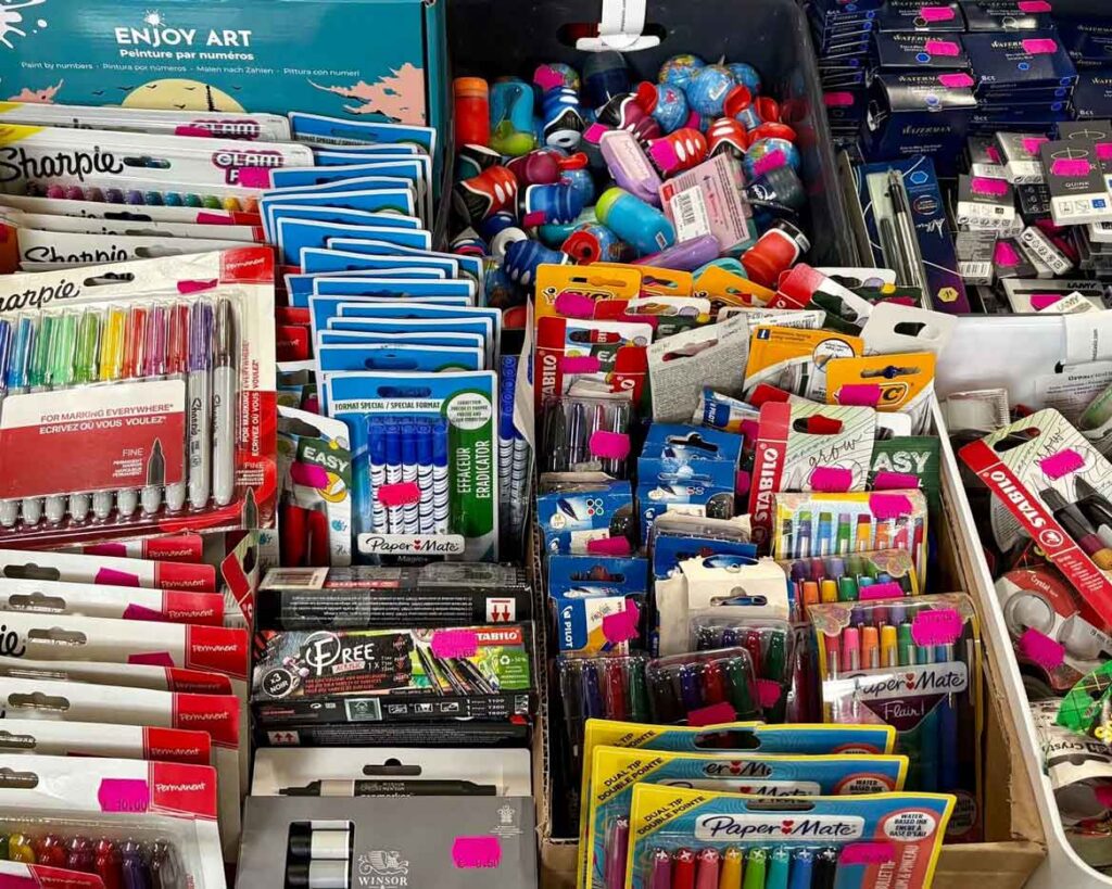 Photographie du surplus de stock de fournitures scolaires chez Saône Achats