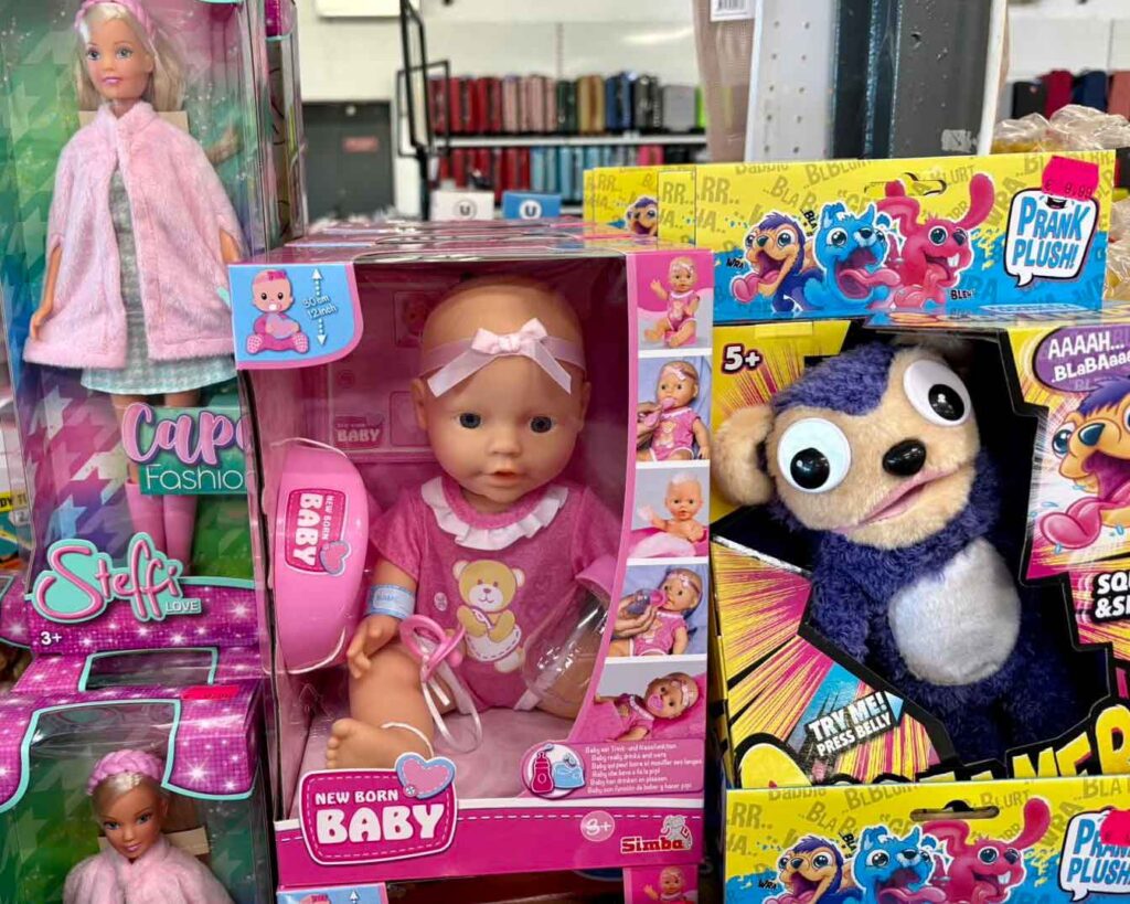 Photographie du surplus de stock de jouets chez Saône Achats